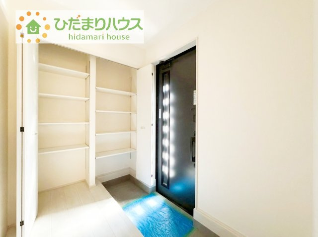 【玄関】 | 第1常総市相野谷町　新築戸建　2号棟 | 丁度良い靴箱のサイズ♪これだけあれば家族全員の靴がしまえてスッキリ(^O^)