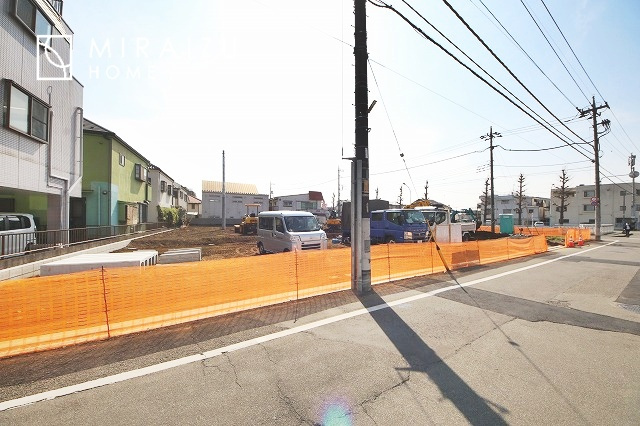 【前面道路含む現地写真】 | お車の運転に自信のない方でも安心かなと思います。とても解放感があり、日当たりも気持ちよさそうです。

