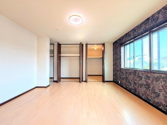 栄区長沼町　中古戸建 第2の洋室|◆室内はいつも明るい印象なので気持ちの良い朝を迎えられます。各部屋にはクローゼットを完備しており、収納が多いお家はすっきりして快適空間です。