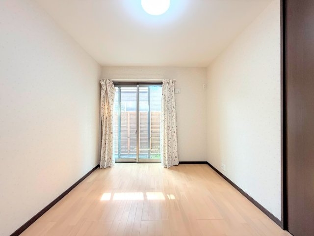 栄区長沼町　中古戸建 第2の洋室|◆気持ちの良い風が室内へ入り込む居室。家具を配置しても広々ご利用いただけます！！