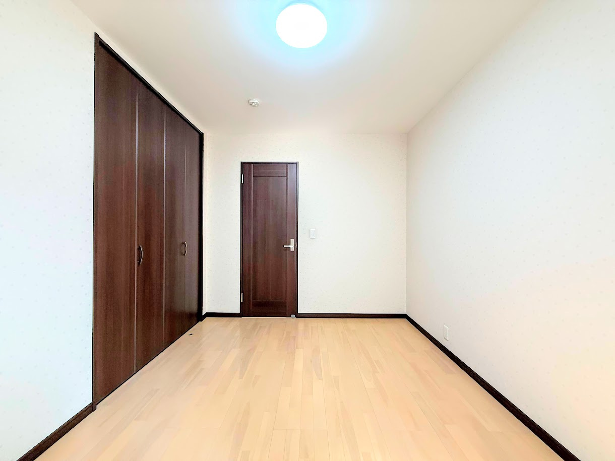 栄区長沼町　中古戸建 第2の洋室|◆子どものスタディ空間として、あるいは書斎やホビールームとして生活スタイルに合わせて使えるプライベートルーム。居心地のいい落ち着いたインテリアが似合います。