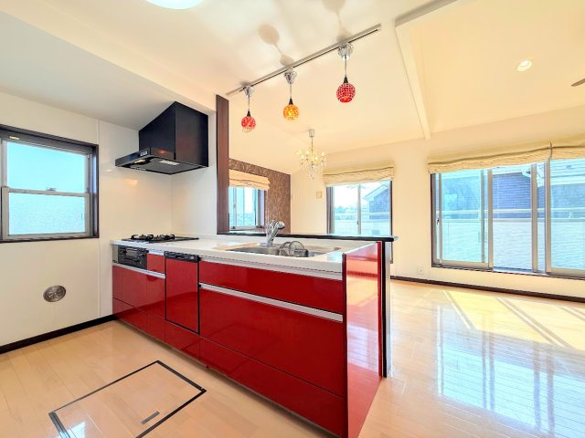 栄区長沼町　中古戸建 第2のキッチン|◆キッチンからダイニングやリビングが見渡せるキッチン。料理をしながら家族とコミュニケーションをとれるだけでなく、大きな開放感も得られることができます。