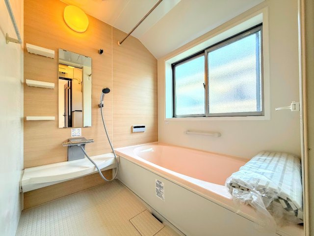 栄区長沼町　中古戸建 第2の浴室|◆お子様と一緒にバスタイムを楽しめる広々空間。浴室乾燥機付で心地よいバスタイムを実現します。