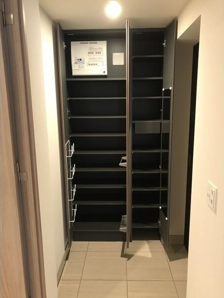 プラウドタワー栄の玄関
