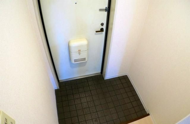 大和高田市日之出東本町の賃貸マンションの玄関