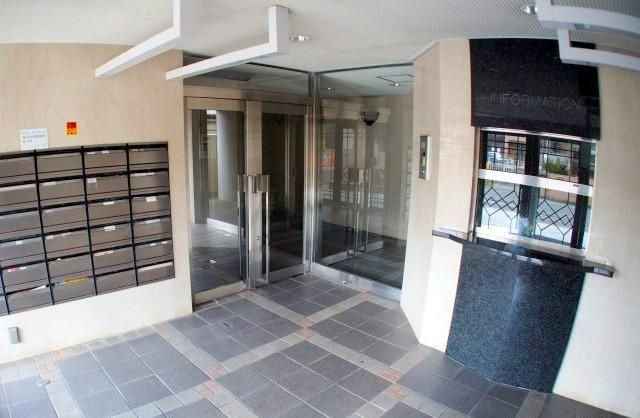 大和高田市日之出東本町の賃貸マンションのエントランス