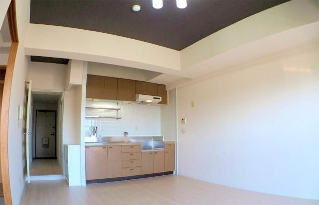 大和高田市日之出東本町の賃貸マンションの居間・リビング