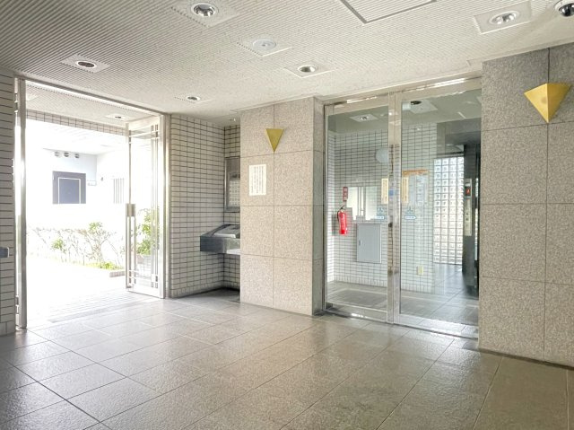 サーパス楽々園のエントランス|エントランスはオートロック付き、セキュリティも充実です
