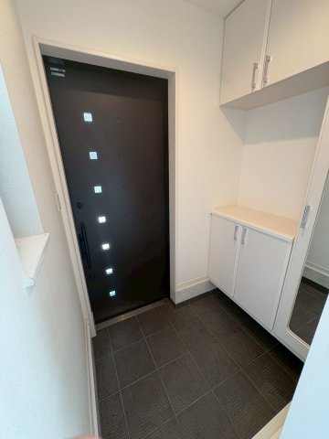 須磨区須磨浦通６丁目 中古戸建ての玄関|収納もある玄関です