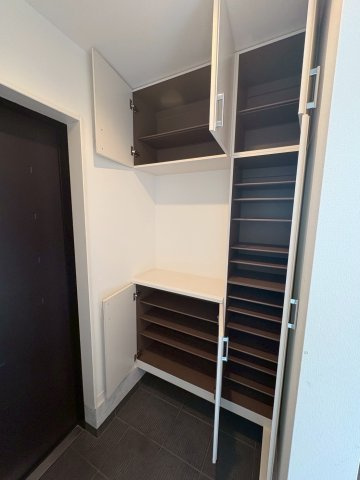 須磨区須磨浦通６丁目 中古戸建ての収納|玄関の収納たっぷりあります！