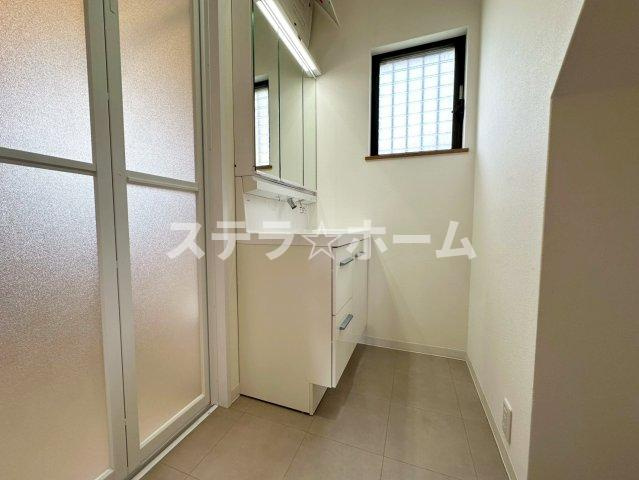 山田東1 中古戸建の独立洗面台|独立洗面台、小物を置くことができて便利です