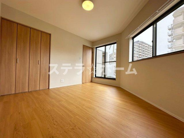 山田東1 中古戸建の洋室|落ち着いた色調の洋室です