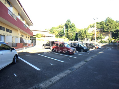 【駐車場】 | メゾンクレール | 駐車場に車を止められます