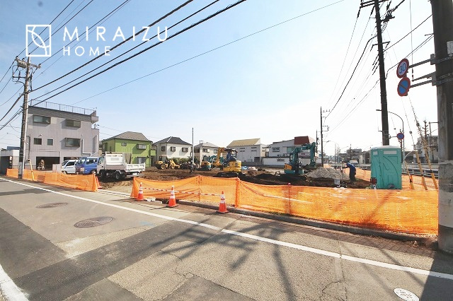 【前面道路含む現地写真】 | 通勤や家族の送迎など、毎日の生活にマイカーが欠かせない方にとって駐車場は大事な条件。敷地内にカースペースがあれば、お出かけやお買い物の際の搬入出も楽々です。
