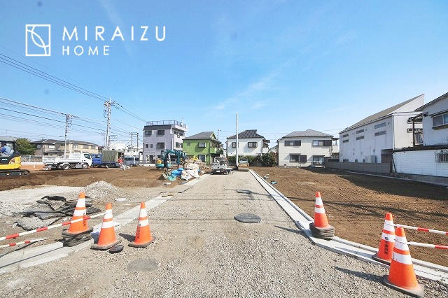 【外観】 | 運転が不安な方も安心な前面道路、きちんと幅員のある道路は女性にも安心です。整備されている道路は気持ちも良いですね♪
