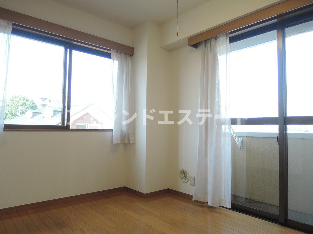 ペアレフルカワ　駅近　ネット1M無料　最上階　角部屋の居間・リビング