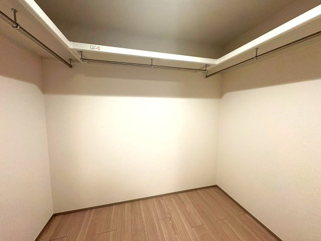 ３０階部分につき眺望良好◆ＪＲ「大津京」駅徒歩２分◆ペット飼育可◆ファーストタワー大津MARYの洋室|ウォークインクローゼット