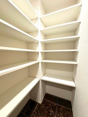 ３０階部分につき眺望良好◆ＪＲ「大津京」駅徒歩２分◆ペット飼育可◆ファーストタワー大津MARYの玄関|シューズインクローゼット