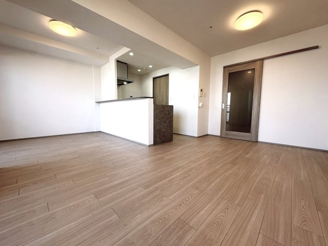 ３０階部分につき眺望良好◆ＪＲ「大津京」駅徒歩２分◆ペット飼育可◆ファーストタワー大津MARYの居間・リビング|リビング