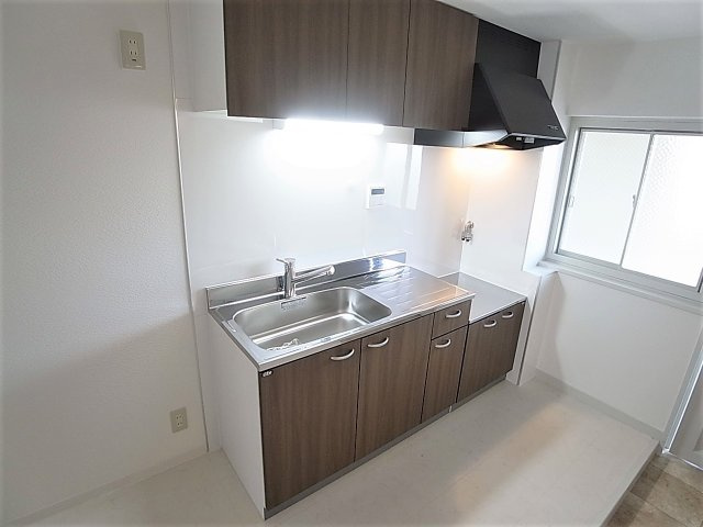 山の街サンクレバのキッチン|入替済みの綺麗な広々キッチンスペース