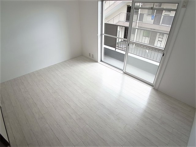 山の街サンクレバの内装|窓が大きく風通しも良好のお部屋です