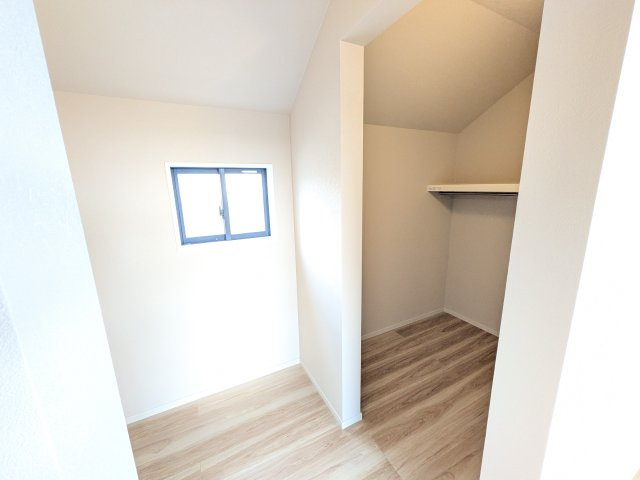 土浦市木田余西台3期　新築戸建ての収納|大容量のウォークインクローゼット。衣類はもちろん、スーツケースや季節の家電もまとめて収納でき、居室空間をすっきりと保ちます。