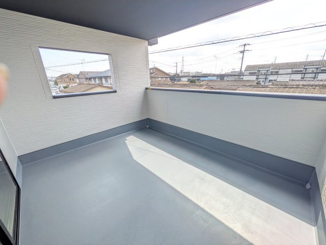 土浦市木田余西台3期　新築戸建てのバルコニー|洗濯物も布団もまとめて干せるワイド設計。
広々としたワイドバルコニーで、家事の効率が上がり、日々の暮らしが快適になります。