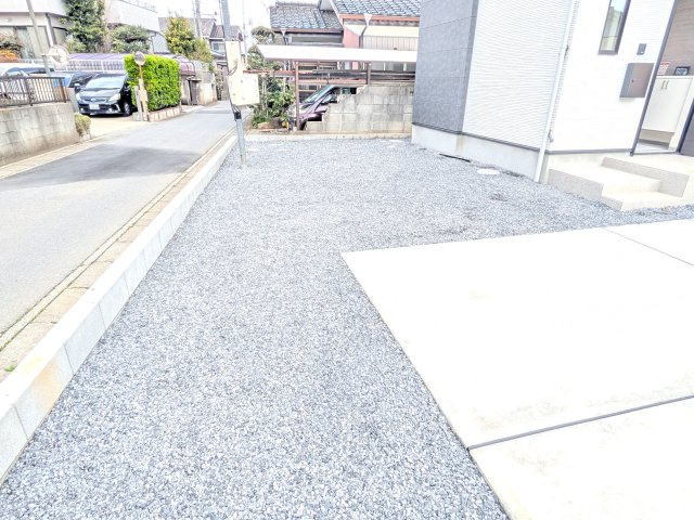 土浦市木田余西台3期　新築戸建ての庭|リビングに明るい光を届ける広々とした南庭。
お子様の遊び場やペットのスペースとしても最適です。
室内外で心地よい暮らしが叶います。