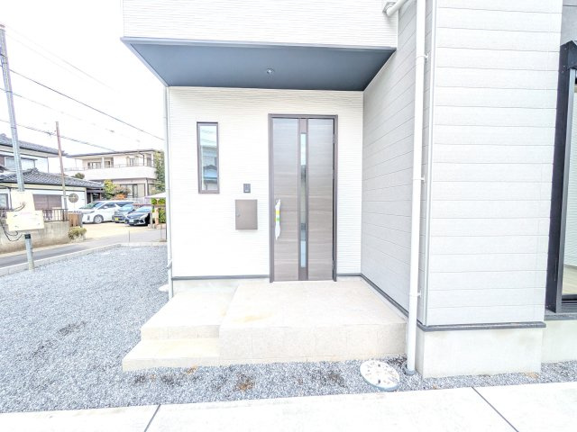 土浦市木田余西台3期　新築戸建ての玄関|お洒落な玄関ドアと洗練された外壁デザイン。家の顔にふさわしい上質な佇まいで、ご家族やお客様を迎えます。