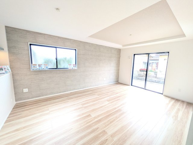 土浦市木田余西台3期　新築戸建ての居間・リビング|居心地の良いデザインと機能性を両立。ご友人を招いたり、趣味を楽しんだり、様々なシーンで活躍する団らんの中心地です。