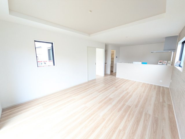 土浦市木田余西台3期　新築戸建ての居間・リビング|家族の会話が自然と弾む、広々としたゆとりのLDK。南向きの窓からたっぷりの光が射し込む明るく快適な空間です。