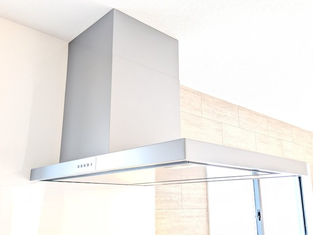 土浦市木田余西台3期　新築戸建てのキッチン|お料理が楽しくなる、静かでパワフルな換気扇。キッチンとリビングの空気をいつもクリーンに保ちます。