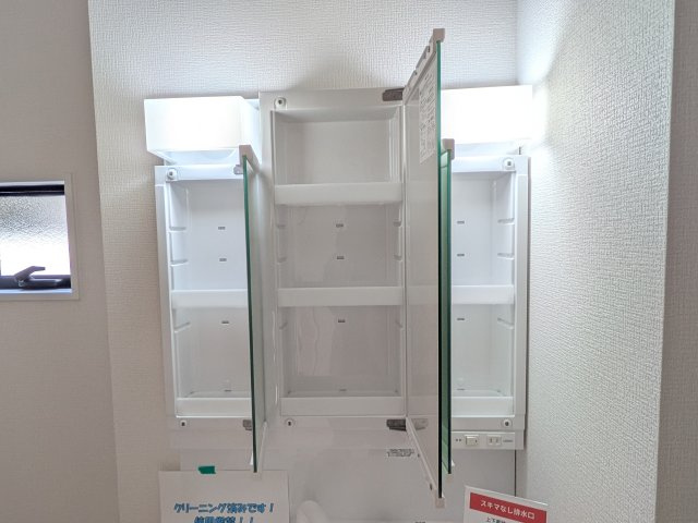 土浦市木田余西台3期　新築戸建ての独立洗面台|鏡を開くと、中には大容量の隠す収納。
ボックスティッシュも収納可能で、可変トレイは収納物に応じて高さ調整ができます！
 取り外して洗えるので清潔です。