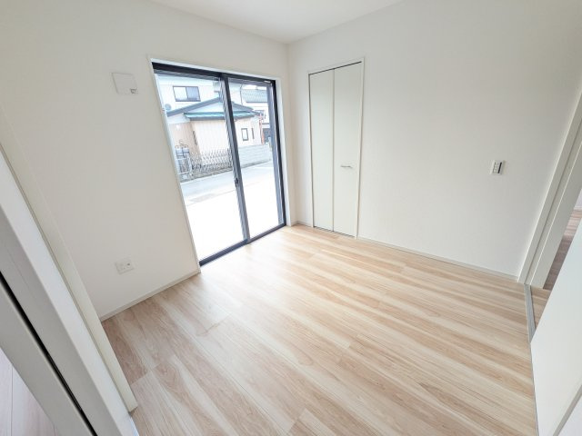 土浦市木田余西台3期　新築戸建ての洋室|リビングと繋がる多目的スペース。引き戸を開ければ広々LDK、閉じれば客間や書斎、お子様の遊び場に早変わりします。日当たりも良好です♪
