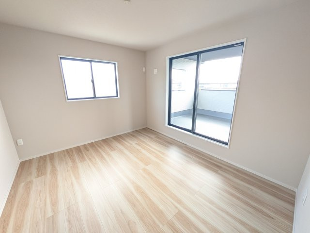 土浦市木田余西台3期　新築戸建ての洋室|バルコニーに面した２面採光で明るく開放的な洋室です。
デザイン性の高いアクセントクロスで、落ち着いた雰囲気を演出。収納力たっぷりのWIC完備で、室内をすっきりと保てます♪