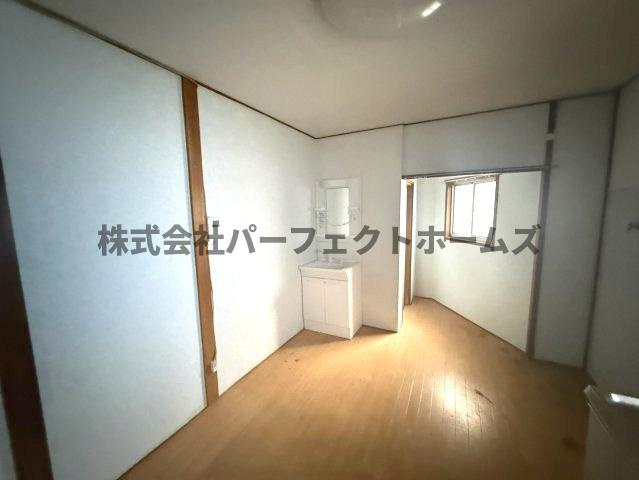 須山町テラスハウスの居間・リビング|使いやすいリビングです