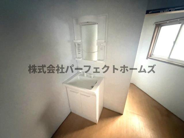須山町テラスハウスの独立洗面台|独立洗面台、朝の身支度には欠かせません