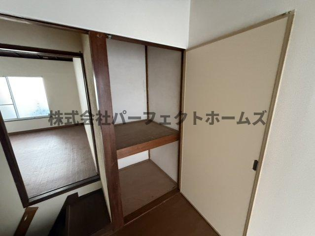 須山町テラスハウスの収納|便利な収納スペースです