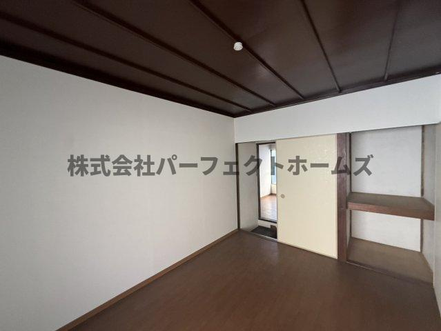 須山町テラスハウスの洋室|明るい洋室です