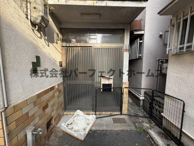 須山町テラスハウスのエントランス|毎日通るエントランスはこのようになっています