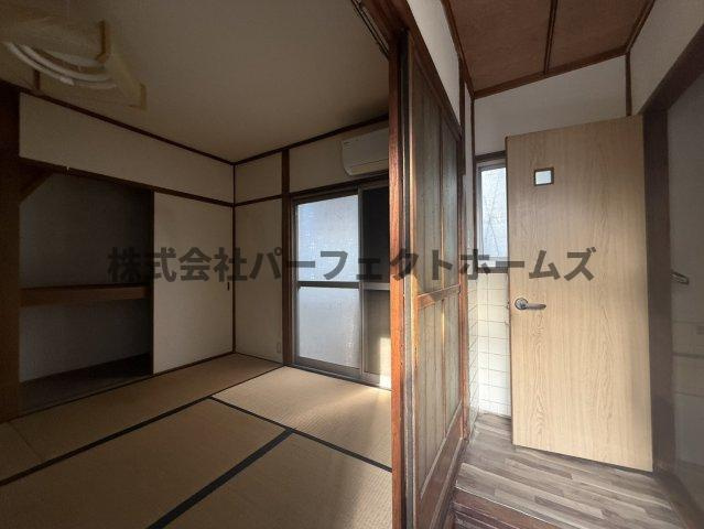 須山町テラスハウスの内装|明るい室内です