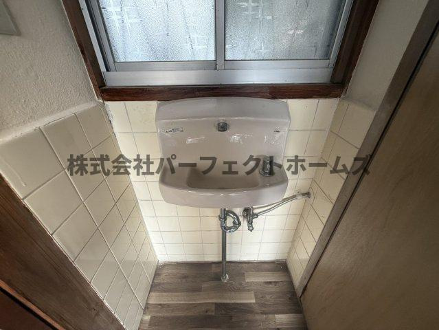 須山町テラスハウスの独立洗面台|独立洗面台、朝の身支度には欠かせません