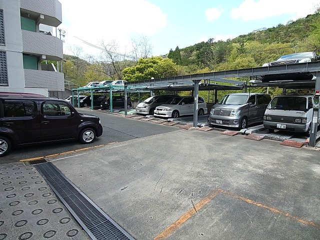 ハイツ雲雀丘の駐車場|駐車場、空は要確認