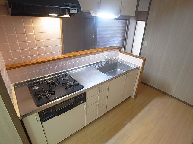 ハイツ雲雀丘のキッチン|カウンターシステムキッチン、3口ガスコンログリル付き
