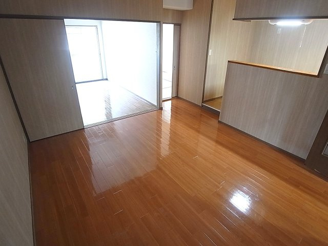 ハイツ雲雀丘の内装|ゆったり使えるリビングスペース