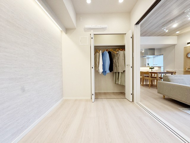 【子供部屋】 | 大和コーポ | 洋室1　収納スペースを備えた洋室。現地をご覧になった際には、部屋の大きさのほか、収納部分のサイズなどもご確認ください。～即日のご見学可能～　お問合せはお気軽にどうぞ。