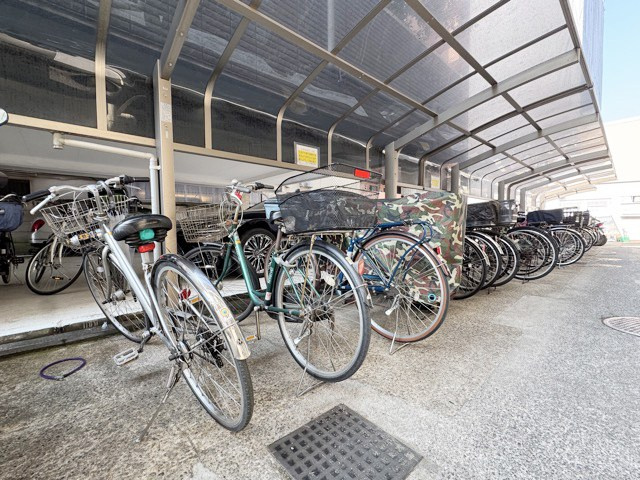 【駐輪場】 | 大和コーポ | 自転車置き場。マンションの共用部にあたります。空きの有無や駐輪料金、各戸の台数制限などについては、改めてお問い合わせください。～即日のご見学可能～　お問合せはお気軽にどうぞ。