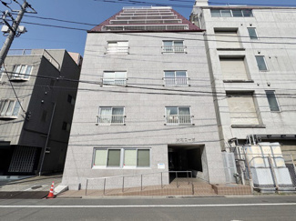 【外観】 | 手入れの行き届いた外壁やエントランスなど、「見ればわかる」レベルで清潔感を保ったマンションです。築年数を感じさせない姿で皆様をお出迎えします。～即日のご見学可能～　お問合せはお気軽にどうぞ。