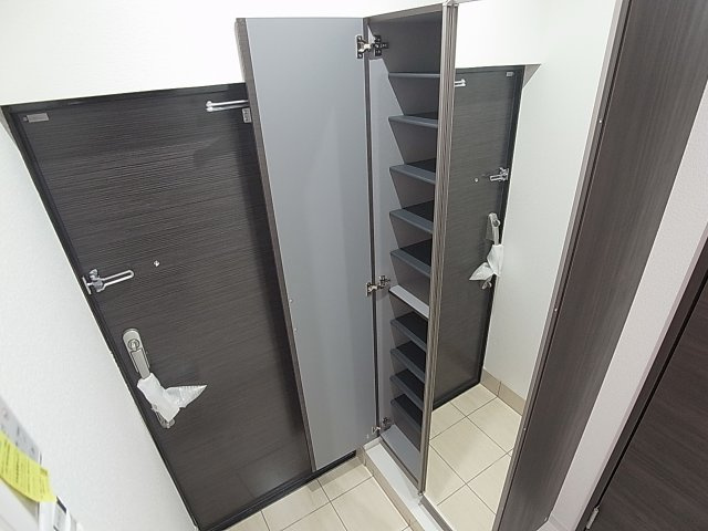 ラムール鈴蘭台南の収納|鏡付きのシューズＢＯＸも大きいサイズです