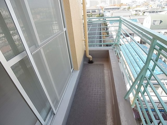 ラムール鈴蘭台南のバルコニー|日当たりの良いバルコニーで洗濯物も良く乾きます
